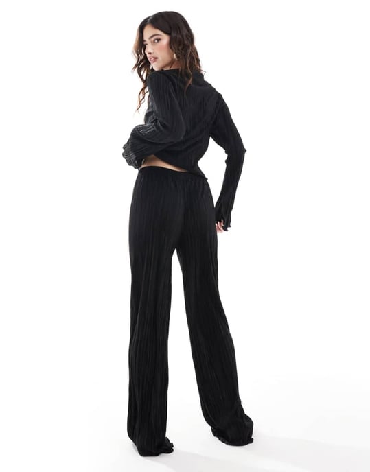 ASOS DESIGN plisserade byxor med vågig nederkant i svart - Image 4