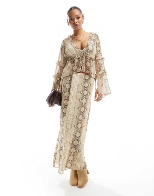 ASOS DESIGN chiffongblus med volangdetalj i ormtryck - Image 2