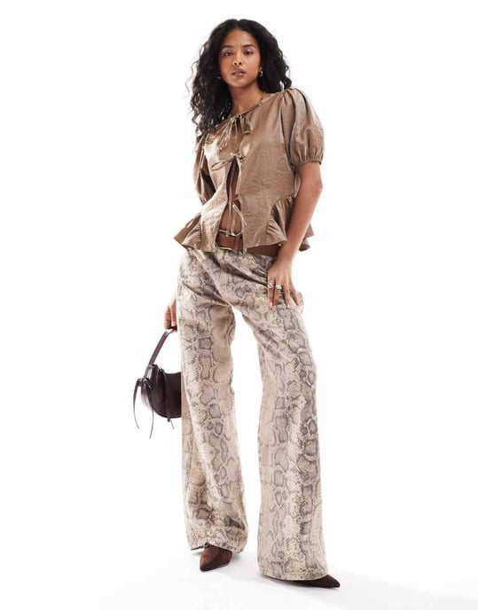 ASOS DESIGN blus med knytning fram i glittrande guld - Image 2