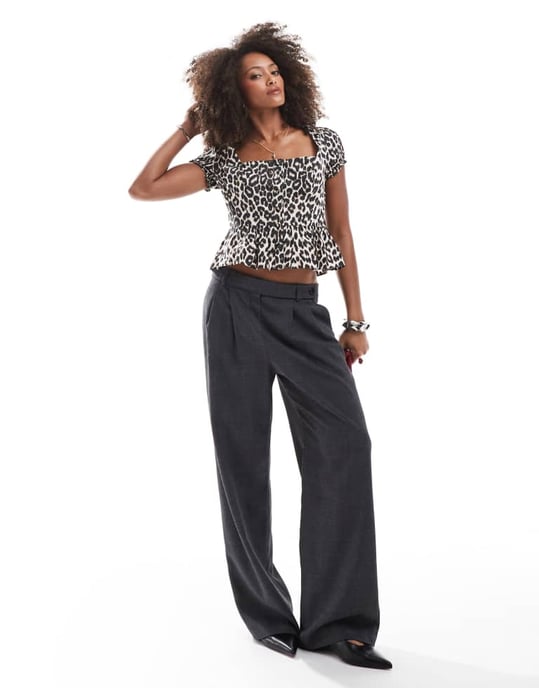 ASOS DESIGN poplinblus med fyrkantig halsringning och knappar i leopardmönster - Image 2