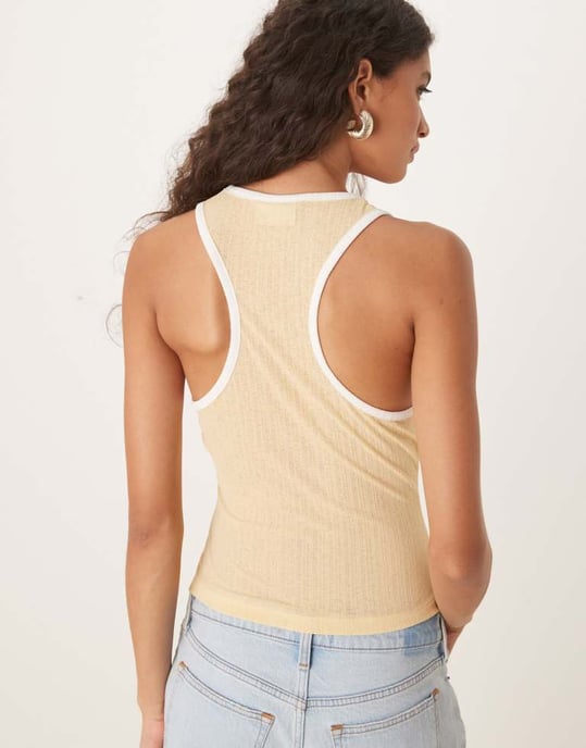 ASOS DESIGN torrhandtag ribbstickad väst med kontrasterande kant i smörmjölk - Image 3