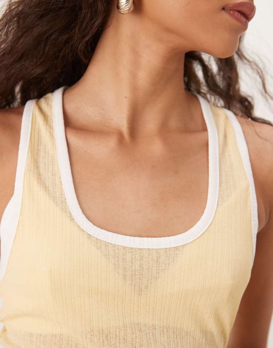 ASOS DESIGN torrhandtag ribbstickad väst med kontrasterande kant i smörmjölk - Image 4