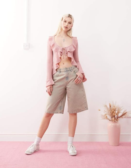Reclaimed Vintage långärmad volangknut framtill texturerad topp i rosa - Image 2
