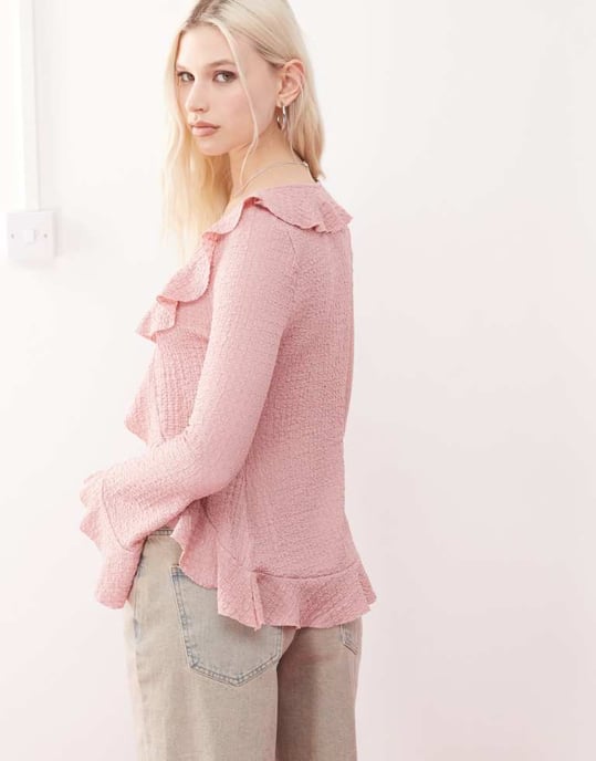 Reclaimed Vintage långärmad volangknut framtill texturerad topp i rosa - Image 4