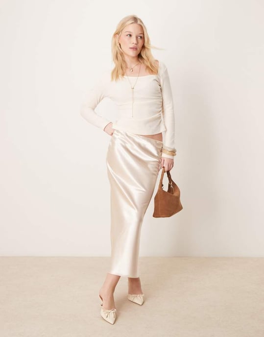 ASOS DESIGN asymmetrisk mjuktouch rynkad melerad ribbstickad topp i krämfärgad - Image 3