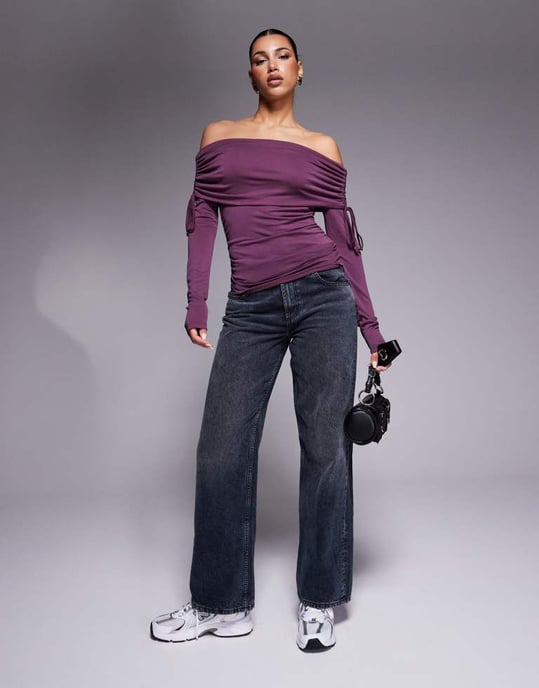 ASOS DESIGN mjuk handtag off shoulder rynkad långärmad topp i burgund - Image 2