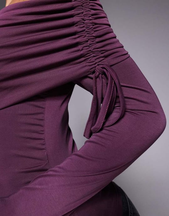 ASOS DESIGN mjuk handtag off shoulder rynkad långärmad topp i burgund - Image 3