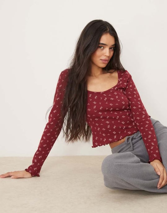 ASOS DESIGN tryckt ditsy våfflad topp med rund hals i burgund - Image 1