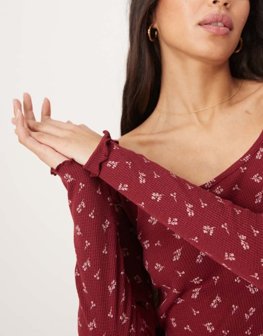 ASOS DESIGN tryckt ditsy våfflad topp med rund hals i burgund - Image 2