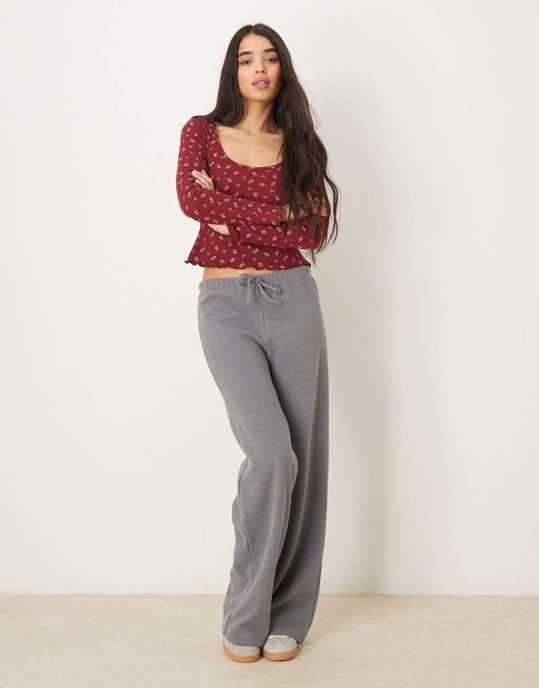 ASOS DESIGN tryckt ditsy våfflad topp med rund hals i burgund - Image 3