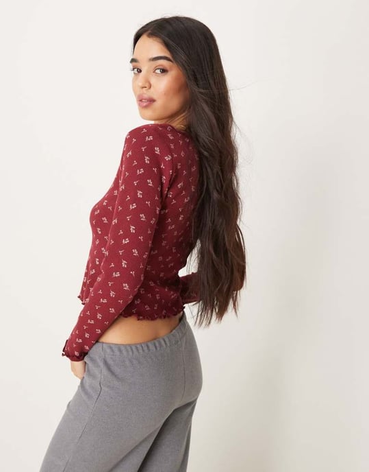 ASOS DESIGN tryckt ditsy våfflad topp med rund hals i burgund - Image 4