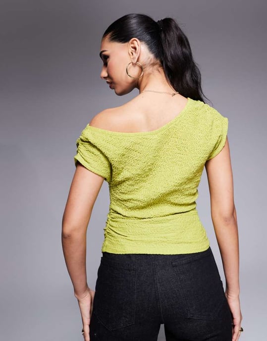 ASOS DESIGN asymmetrisk off-shoulder texturerad topp i oliv - Image 2
