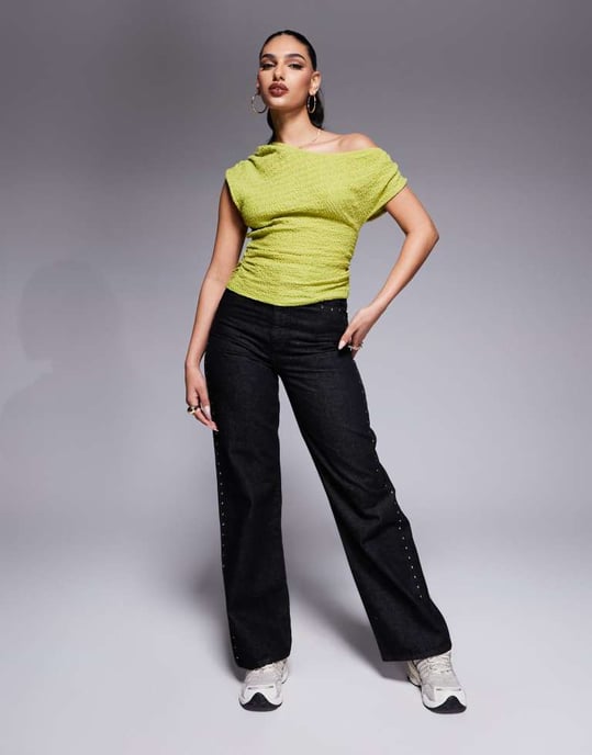 ASOS DESIGN asymmetrisk off-shoulder texturerad topp i oliv - Image 3