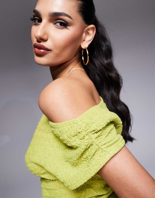ASOS DESIGN asymmetrisk off-shoulder texturerad topp i oliv - Image 4