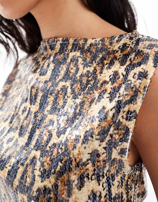 ASOS DESIGN leopardprickig paljett topp med snitt i brunt - Image 2