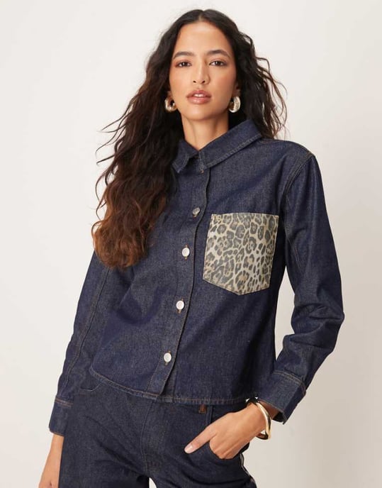 ASOS DESIGN denim oversize skjorta med leopardtrycksficka i indigo - Image 1