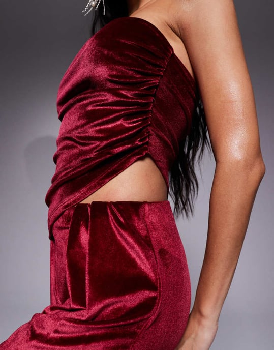ASOS DESIGN samordnad rynkad sammet asymmetrisk bandeau-topp i bordeaux - Image 3