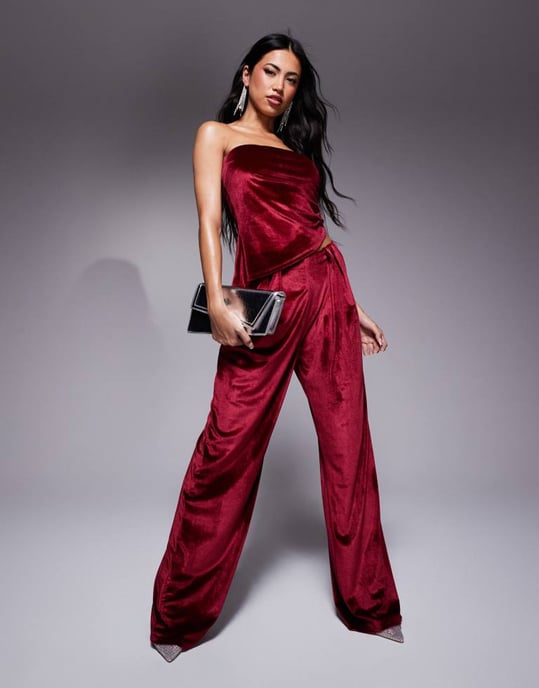 ASOS DESIGN samordnad rynkad sammet asymmetrisk bandeau-topp i bordeaux - Image 4