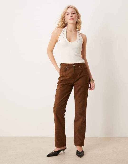 ASOS DESIGN texturerad halternecktop med pärlemorliknande knappdetalj i krämfärg - Image 3