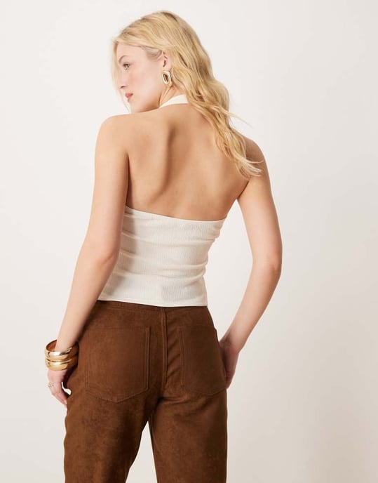 ASOS DESIGN texturerad halternecktop med pärlemorliknande knappdetalj i krämfärg - Image 4