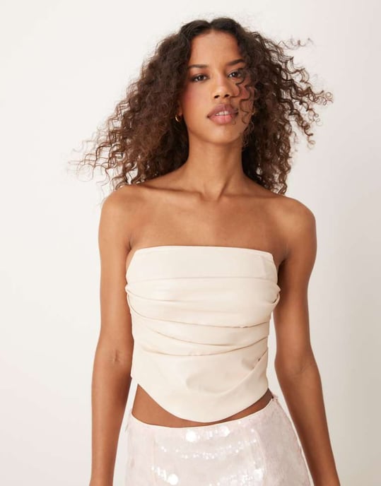 ASOS DESIGN strukturerad korsetttop i creamläderlook - Image 1