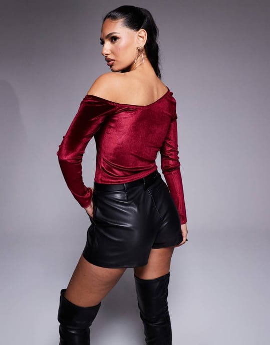 ASOS DESIGN asymmetrisk långärmad sammetsblus i plommon - Image 2