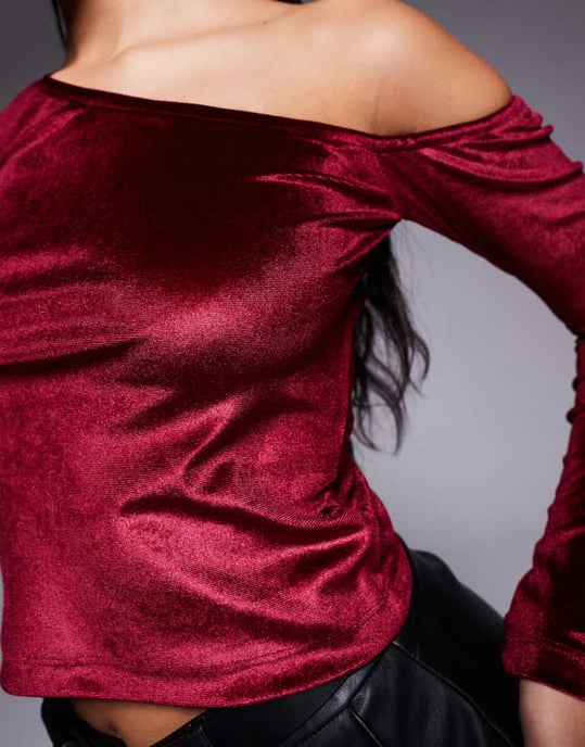 ASOS DESIGN asymmetrisk långärmad sammetsblus i plommon - Image 3