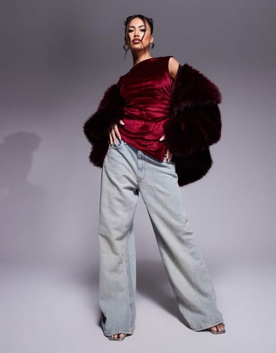 ASOS DESIGN asymmetrisk halsringning velour topp i plommon - Image 3