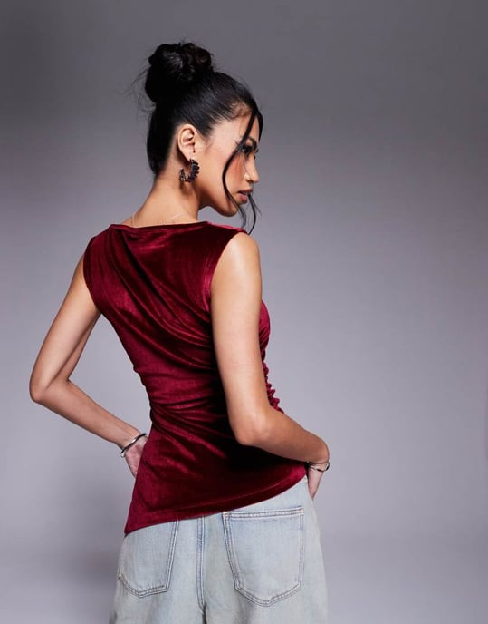 ASOS DESIGN asymmetrisk halsringning velour topp i plommon - Image 4
