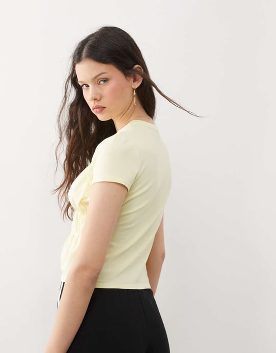 COLLUSION mjuk gul baby t-shirt med asymmetrisk rynkad söm i gräddgul - Image 3