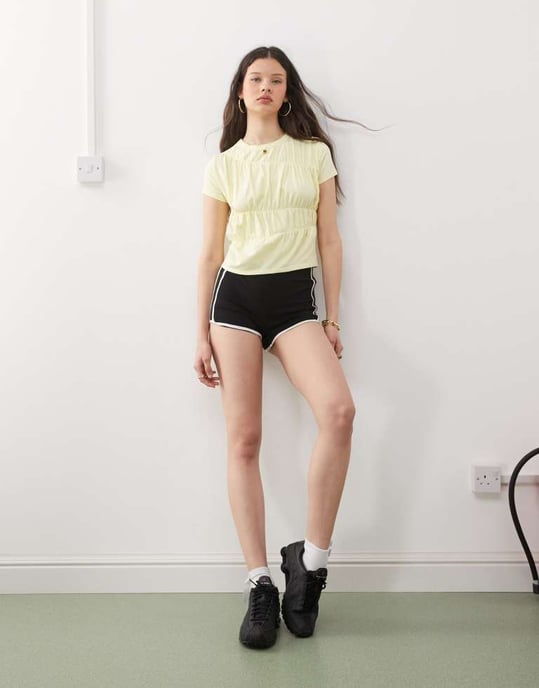 COLLUSION mjuk gul baby t-shirt med asymmetrisk rynkad söm i gräddgul - Image 4