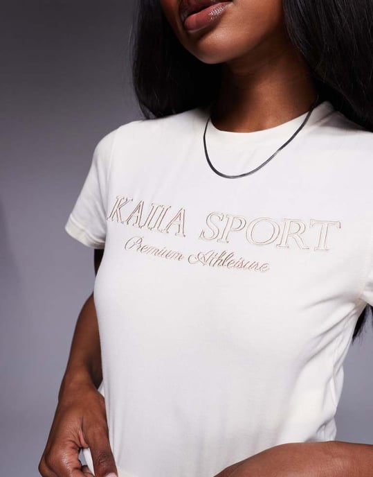 Kaiia bomullsrik sport t-shirt med broderad logga för bebisar i krämfärg - Image 2
