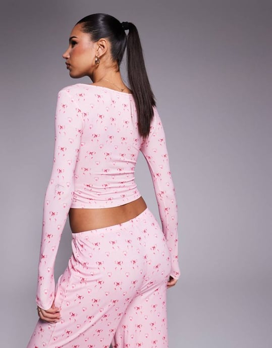 Kaiia exclusive cropped scoop neck bow detail pyjama top co-ord in pink bow print - Image 3