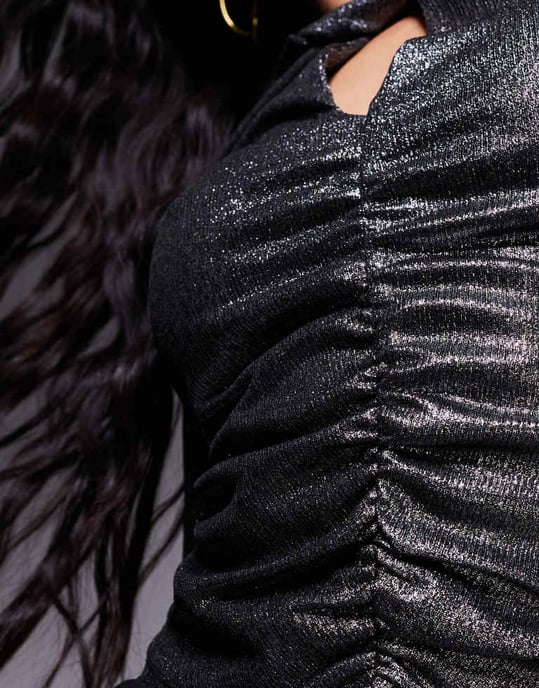 ASOS DESIGN slinky långärmad topp med vridet utskuret detalj i metallisk silver - Image 2