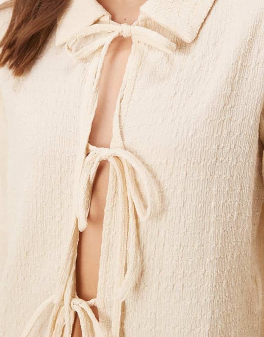 Vila texturerad polokrage knyt framtill jersey topp set i krämfärgad - Image 4