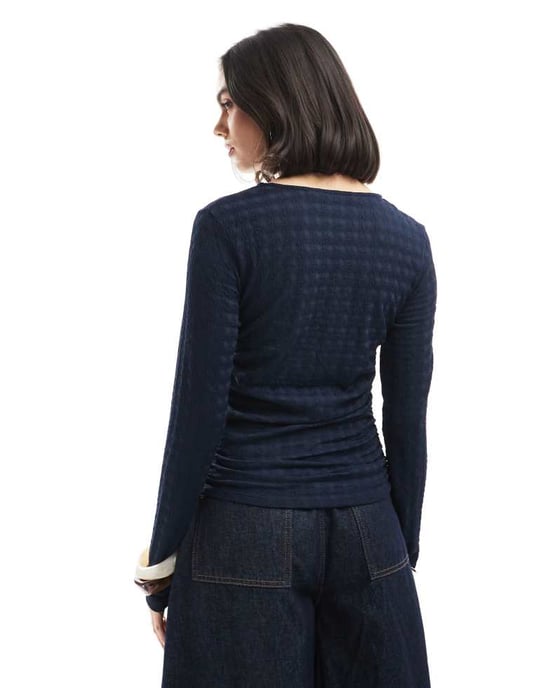 Vero Moda texturerad rynkad långärmad topp i marinblå - Image 2