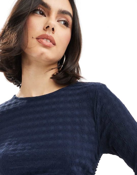 Vero Moda texturerad rynkad långärmad topp i marinblå - Image 3