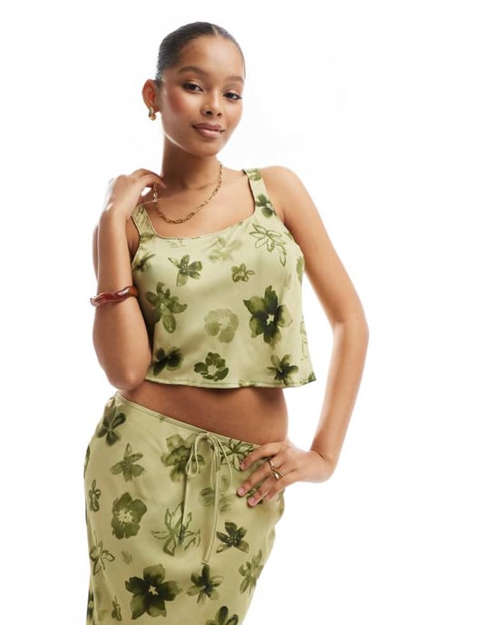ASOS DESIGN scoop neck snedskuren topp i gröna blommor - Image 1