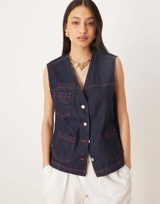 ASOS DESIGN denimväst med röd kontrastsöm i tvättad färg - Image 1