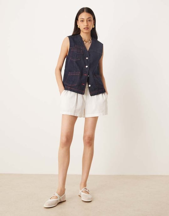 ASOS DESIGN denimväst med röd kontrastsöm i tvättad färg - Image 2