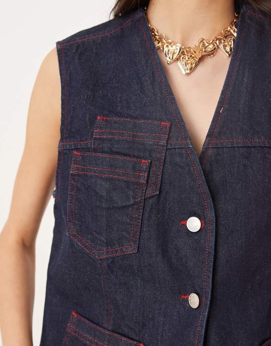 ASOS DESIGN denimväst med röd kontrastsöm i tvättad färg - Image 3