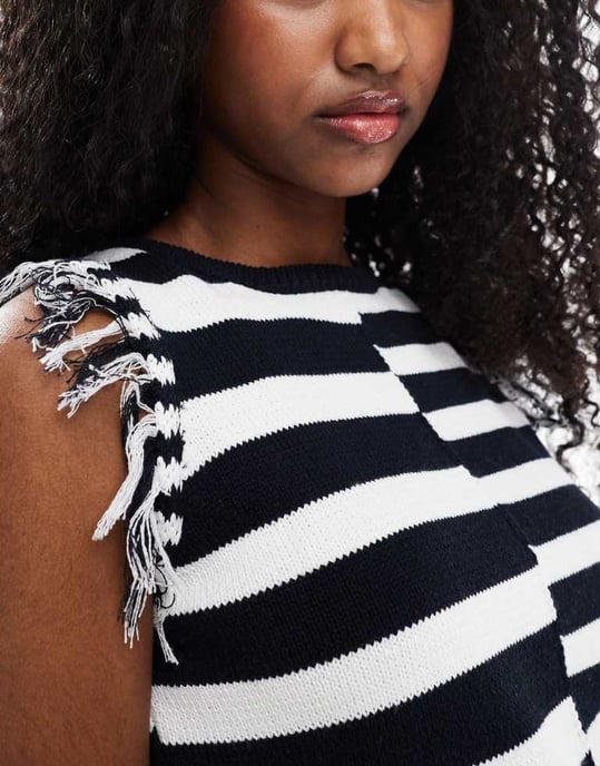 ASOS DESIGN stickad topp med fransar i monokrom rand - Image 3
