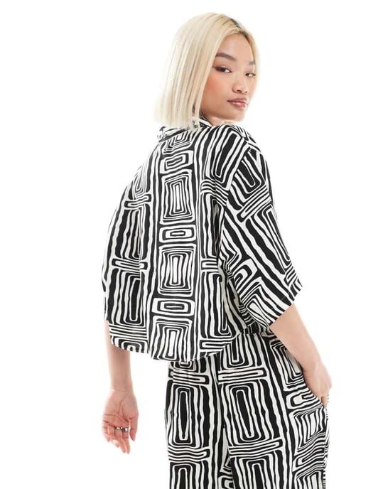 ASOS DESIGN kortärmad skjorta i mono tryck - Image 3