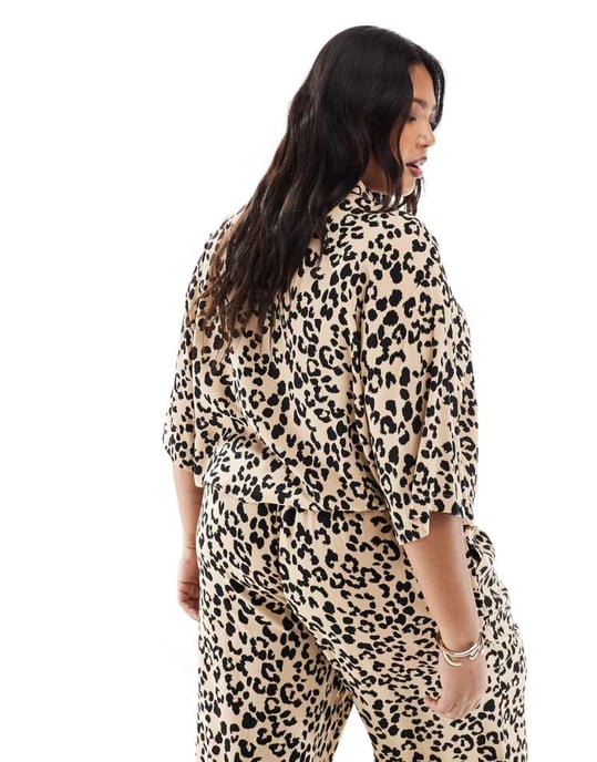 ASOS DESIGN Curve kortärmad skjorta i djurmönster - Image 2