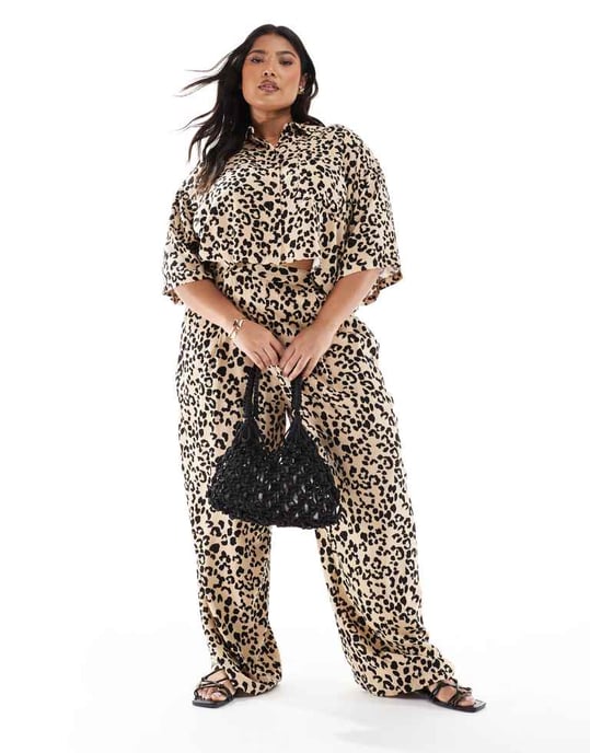 ASOS DESIGN Curve kortärmad skjorta i djurmönster - Image 4
