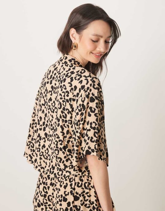 ASOS DESIGN kortärmad skjorta i djurmönster - Image 3