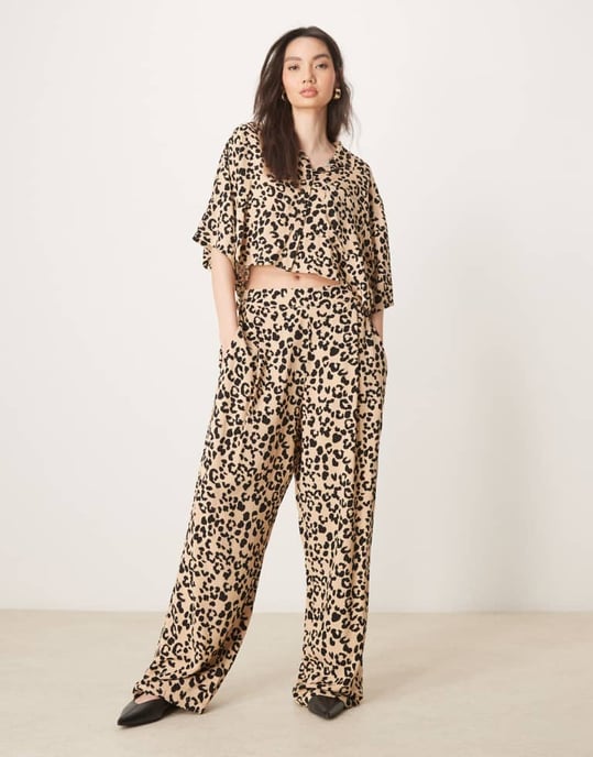 ASOS DESIGN kortärmad skjorta i djurmönster - Image 4