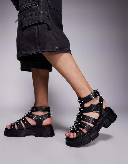 ASOS DESIGN gladiatorsandaler med nitar på tjock sula i svart - Image 1