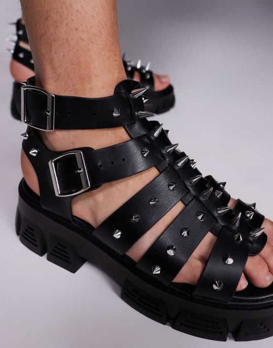 ASOS DESIGN gladiatorsandaler med nitar på tjock sula i svart - Image 2