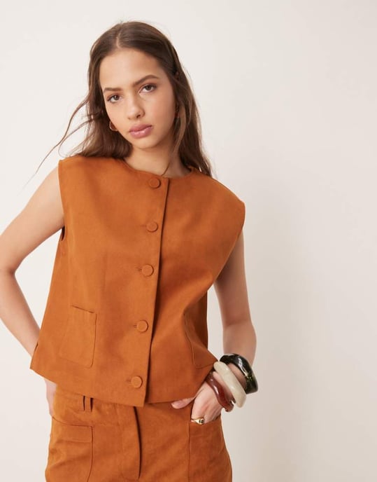 ASOS DESIGN imitationssuede boxy västset i tan - Image 1